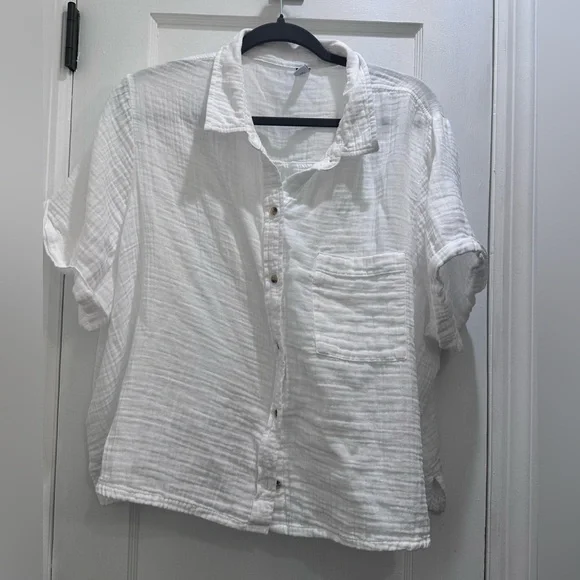 Old Navy
Crinkle Gauze Loose Button-Down Shirt
XL | White Lilies - Picture 4 of 6